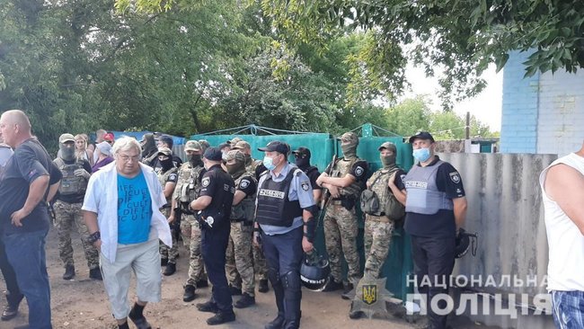 Дом ромов забросали камнями и яйцами на Харьковщине 02