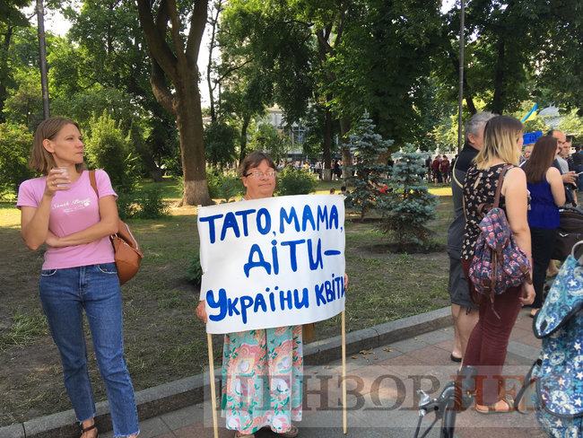 Чому інтереси меншості захищають? і Це все справа рук сатани - вони знищать планету: під Радою відбувається Всеукраїнський сімейний протест 02 Чому інтереси меншості захищають? і Це все справа рук сатани - вони знищать планету: під Радою відбувається Всеукраїнський сімейний протест 02