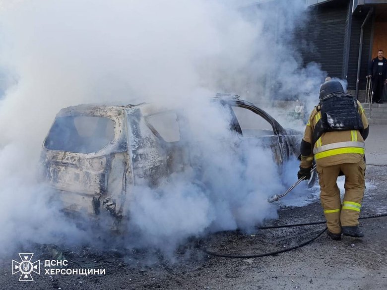 В Херсоне российский дрон попал в легковой автомобиль.