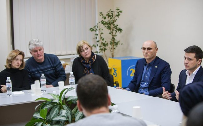 Зеленский встретился с родственниками украинцев, погибших в авиакатастрофе в Иране 02