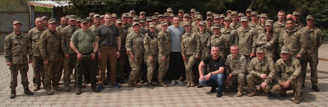 Вакарчук встретил 46-й день рождения в кругу воинов 58-й бригады в зоне ООС и посвятил первую песню погибшему от пули снайпера Павлу Колеснику 03