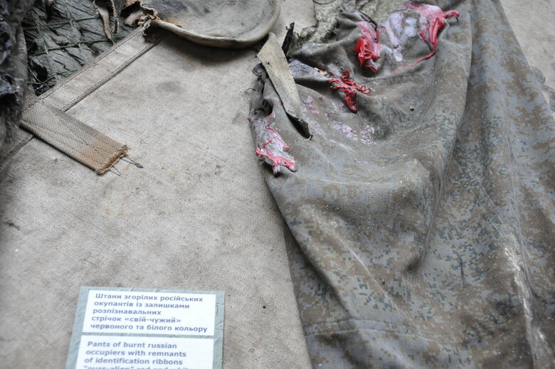 Кресло-катапульта, образцы снарядов и личные вещи рашистов: На Андреевском спуске открылась благотворительная выставка Спротив-2022 74 Кресло-катапульта, образцы снарядов и личные вещи рашистов: На Андреевском спуске открылась благотворительная выставка Спротив-2022 74