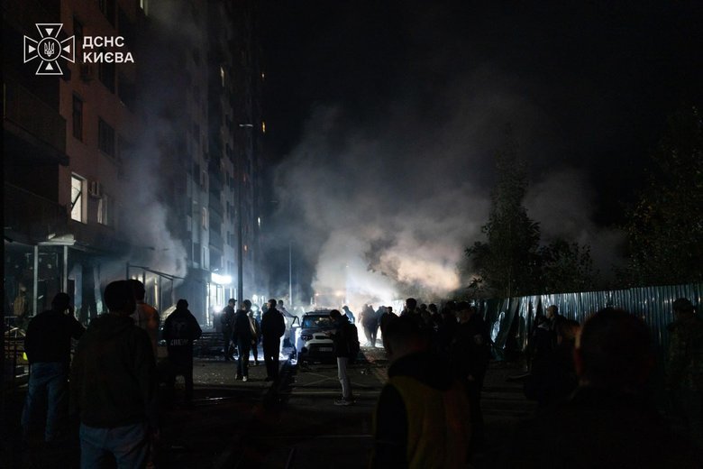 Нічна атака на Київ: у двох районах спалахнули пожежі, є постраждалий