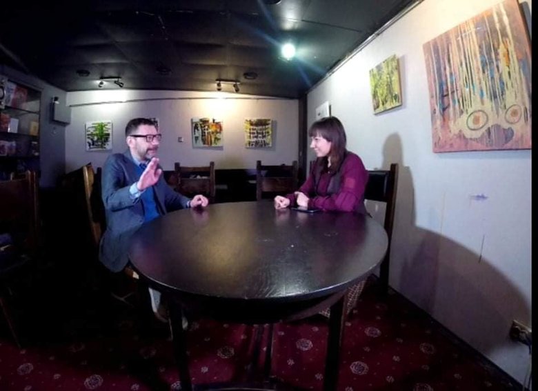 Режисер фільму Революція під прицілом Олена Солодовнікова: У екскомандира Беркуту Добровольського розкішний офіс у центрі міста. Він не ховається і вірить у свою правоту 04