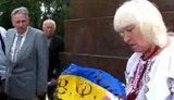 Пенсионерку посадили на 10 суток за повреждение ленточки на венке Януковича. + ВИДЕО.