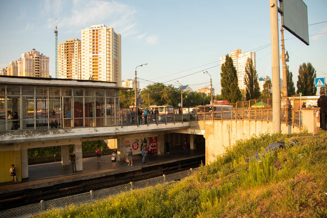 Біля станції метро в Києві знайшли труп чоловіка 02
