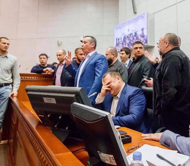 В мэрию Днепра прорывались неизвестные, ряд депутатов пытаются сорвать сессию, - СМИ 03
