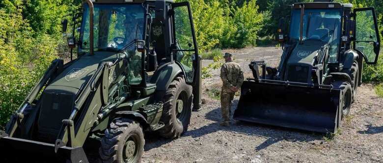 Порошенко передав інженерному полку екскаватори для фортифікаційних робіт