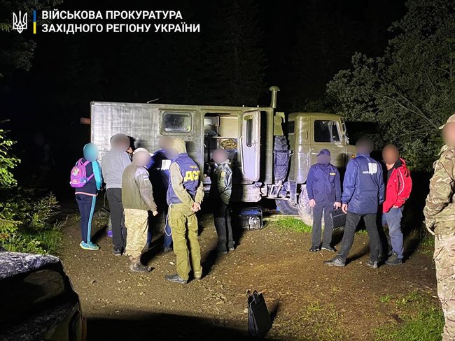 На Закарпатье пограничник задержан на взятке 1 250 долл. за содействие контрабанде сигарет, - военная прокуратура 01