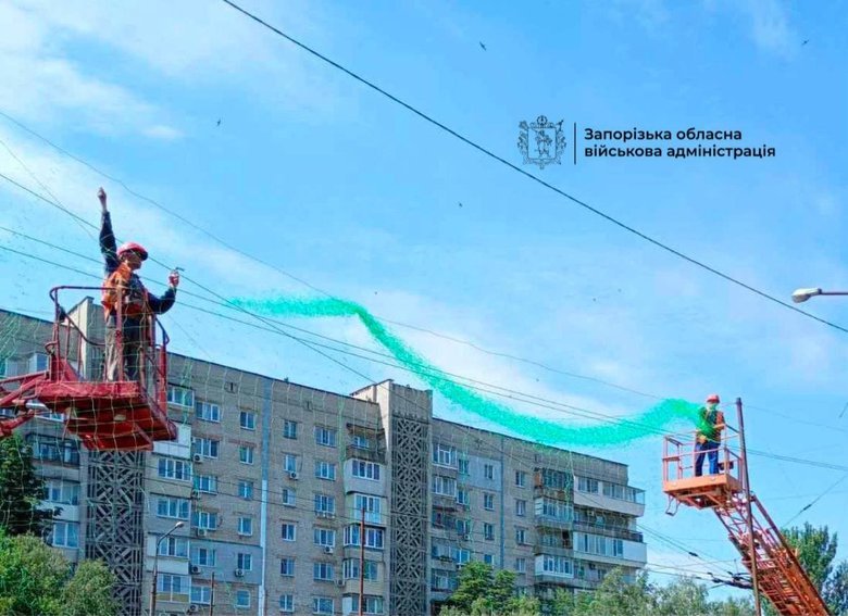 У Запоріжжі показали, як монтують антидроновий захист міста