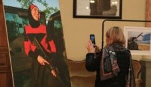 Красота с автоматом. Как память об Амине Окуевой рассказывает грузинам о свободе