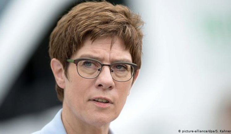 Страны Запада испытывают все более сильное недружественное давление со стороны России, - глава Минобороны ФРГ Крамп-Карренбауэр