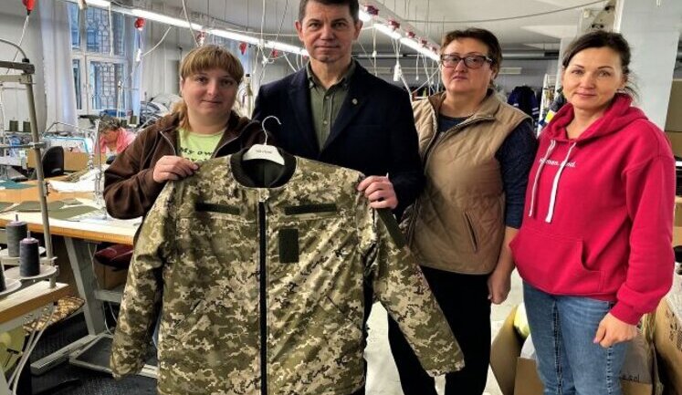 Зимову форму для українських військових почали шити в Латвії. ФОТОрепортаж
