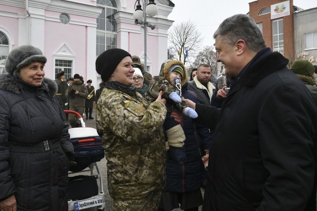 Порошенко в Білій Церкві взяв участь у зустрічі військовослужбовців 72-ї ОМБр, які повернулися із зони проведення ООС 08