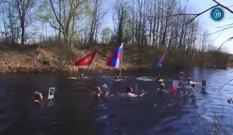 "Морський парад на честь Дня Перемоги": тюменські моржі з триколорами і портретами ветеранів плавають у річці. ВIДЕО