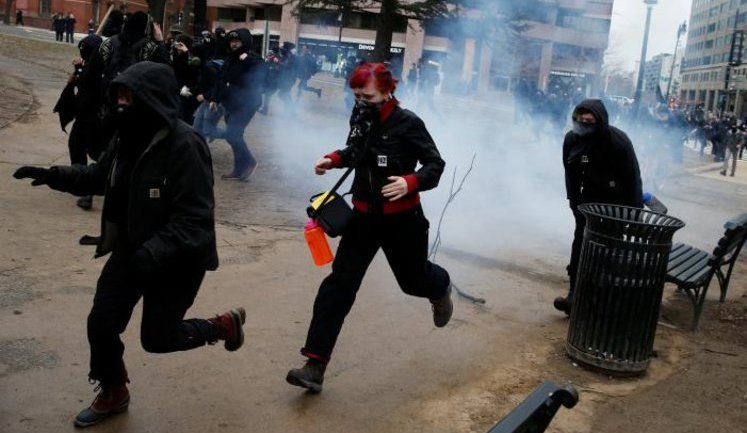 Violent protests in Washington during Trump's inauguration: police arrest about 95 people. PHOTOS