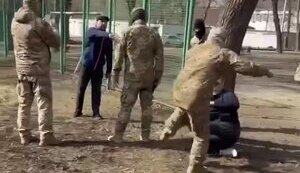 У Харкові чоловіки у балаклавах та військовому однострої б’ють цивільних і стріляють із пістолета: "Вы зачем людей бъете, бл#дь!, - "А чего он бегает!?". ВIДЕО