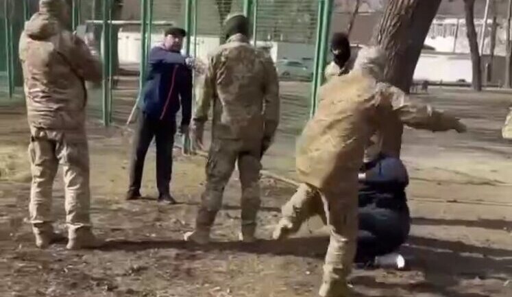 У Харкові чоловіки у балаклавах та військовому однострої б’ють цивільних і стріляють із пістолета: "Вы зачем людей бъете, бл#дь!, - "А чего он бегает!?". ВIДЕО