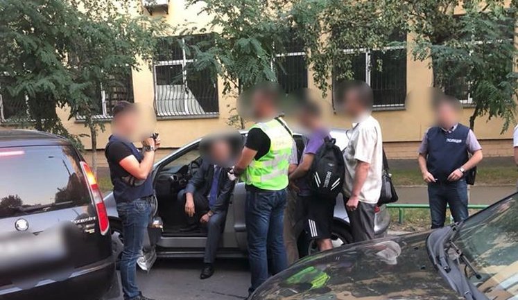 При получении взятки в $3 тыс. разоблачен и.о. главы Госгеонедр, - Департамент защиты экономики Нацполиции. ФОТОрепортаж