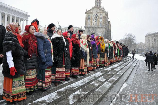 Українські казначеї розгорнули в центрі Києва найдовший прапор України 09
