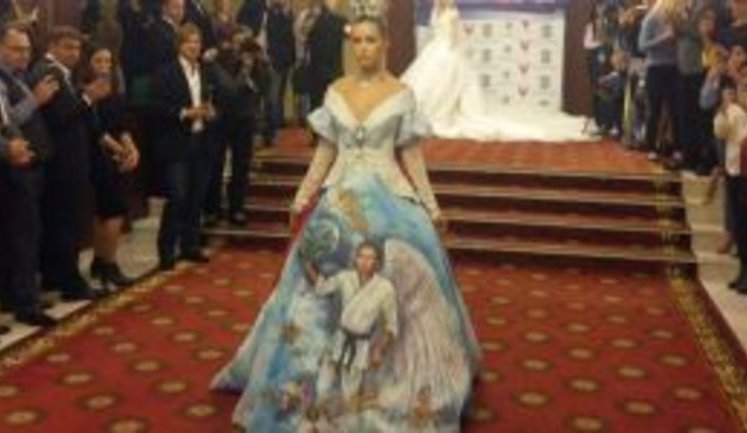 Путін у кімоно, з ангельськими крилами, потопаючи в хмарах, тримає земну кулю, - в день народження президента РФ продемонстрували сукню "Лик царя". ВIДЕО