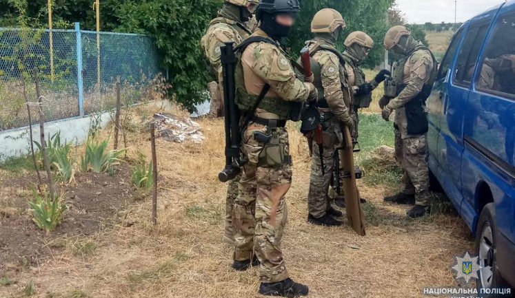 В результате спецоперации на Одесчине задержан мужчина, который бросил шумовую гранату в сторону полицейских и стрелял по ним из ружья. ВИДЕО+ФОТОрепортаж