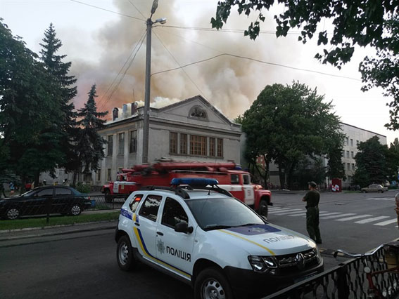 Троє підлітків підозрюються в підпалі кінотеатру в Покровську 01 Троє підлітків підозрюються в підпалі кінотеатру в Покровську 01