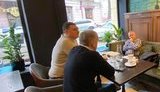 Глава Черновицкого райсовета, "слуга народа" Домницак вместе с депутатами отказались показывать проверяющим свои COVID-сертификаты во время обеда в ресторане. ФОТОрепортаж