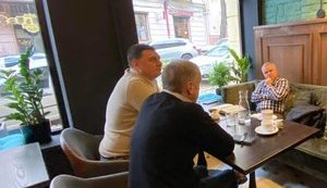 Глава Черновицкого райсовета, "слуга народа" Домницак вместе с депутатами отказались показывать проверяющим свои COVID-сертификаты во время обеда в ресторане. ФОТОрепортаж