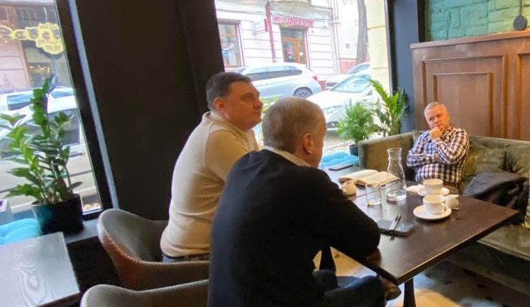 Глава Черновицкого райсовета, "слуга народа" Домницак вместе с депутатами отказались показывать проверяющим свои COVID-сертификаты во время обеда в ресторане. ФОТОрепортаж
