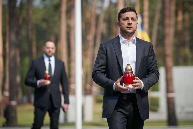 Зеленський вшанував память жертв політичних репресій: Тоталітарна машина без коливань знищувала на своєму шляху людські життя і долі 01