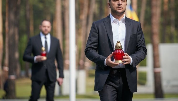 Зеленський вшанував пам'ять жертв політичних репресій: "Тоталітарна машина без коливань знищувала на своєму шляху людські життя і долі". ФОТОрепортаж