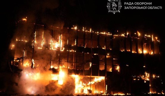 РФ вночі атакувала Запоріжжя: пошкоджено багатоповерхівки, ТЦ та навчальний заклад, є постраждалі. ВІДЕО+ФОТОрепортаж