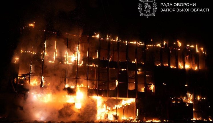 РФ вночі атакувала Запоріжжя: пошкоджено багатоповерхівки, ТЦ та навчальний заклад, є постраждалі. ВІДЕО+ФОТОрепортаж
