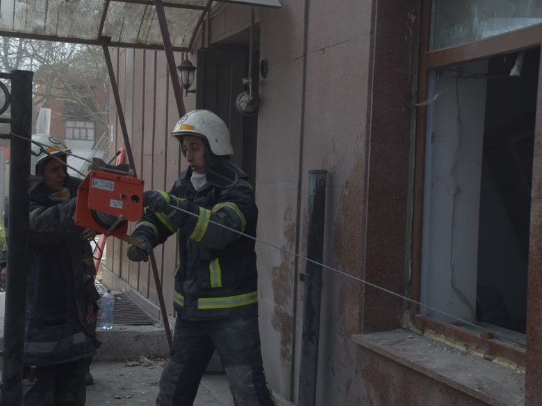 Кількість жертв російського обстрілу будівлі Миколаївської ОДА зросла до 7 осіб, 22 - поранені, - ДСНС 15