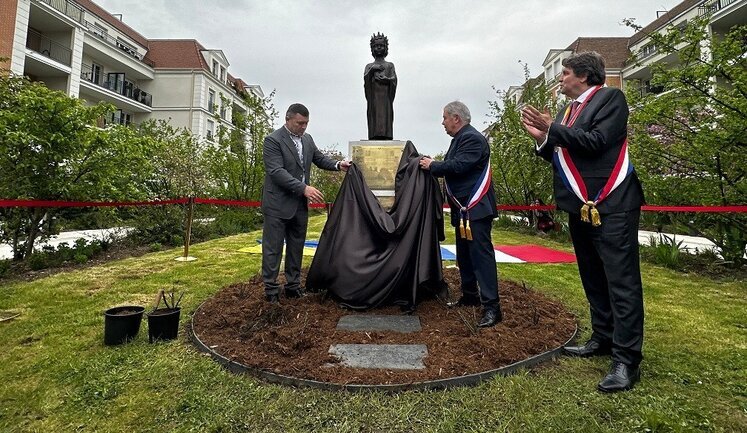 У Франції встановили пам’ятник Анні Ярославні. ФОТО
