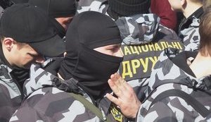 "Національний корпус" у Черкасах намагався прорватися до Порошенка, який виступав зі сцени в центрі міста. ВIДЕО