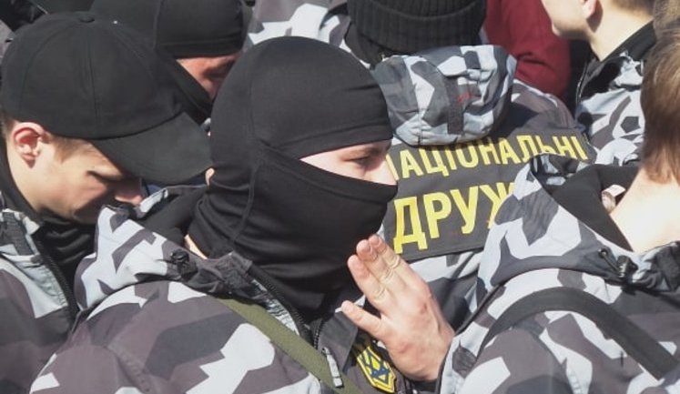 "Національний корпус" у Черкасах намагався прорватися до Порошенка, який виступав зі сцени в центрі міста. ВIДЕО