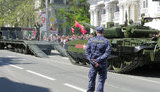 9 мая на оккупированных территориях: в Севастополе полевую кашу насыпали в ладони, в парадах в Луганске и Донецке участвовали "первые призывники". ФОТОрепортаж