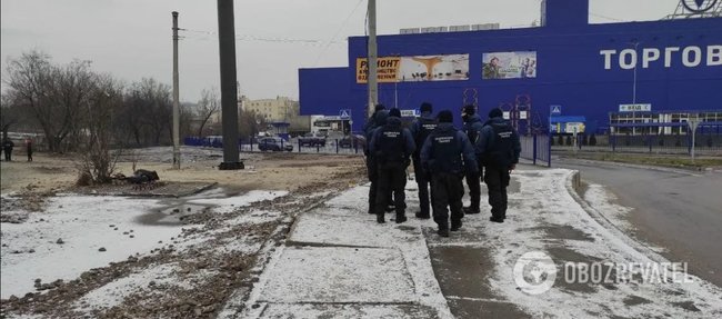 Эпицентр в Киеве все-таки закрылся. Недалеко от гипермаркета дежурит Нацгвардия и полиция 02 Эпицентр в Киеве все-таки закрылся. Недалеко от гипермаркета дежурит Нацгвардия и полиция 02