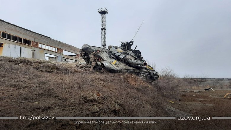 Азовцы показали уничтоженную технику россиян в Мариуполе 07