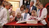 Ми впевнено рухаємося в Європу, - Порошенко під час зустрічі з українською громадою Іспанії