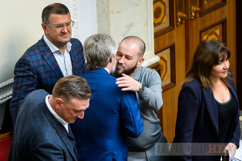 Рассказ Культенко Новинскому, Трухину и Кузьминых, приглашение Бондарь на вечеринку при свечах и сообщение Котик, дай деньги Васильеву, - работа ВР 22 февраля 25