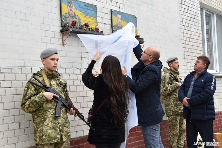 Меморіальні дошки загиблим воїнам Володимиру Ковалю й Іллі Павлову відкрили у Хмельницькому 01