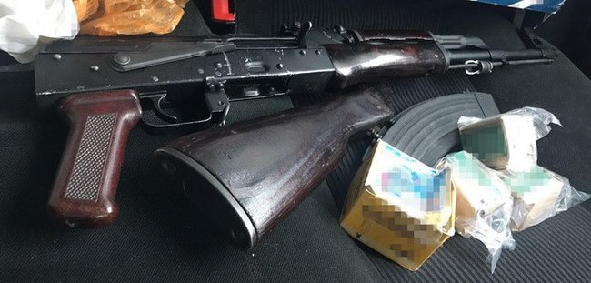 На землю, СБУ! Ноги назад! Руки за голову! - главу общественной организации на Черкасщине повязали на незаконной продаже оружия 01