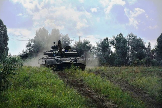 Танкісти 79-ї десантно-штурмової бригади провели на Миколаївщині навчання з практичного водіння 04