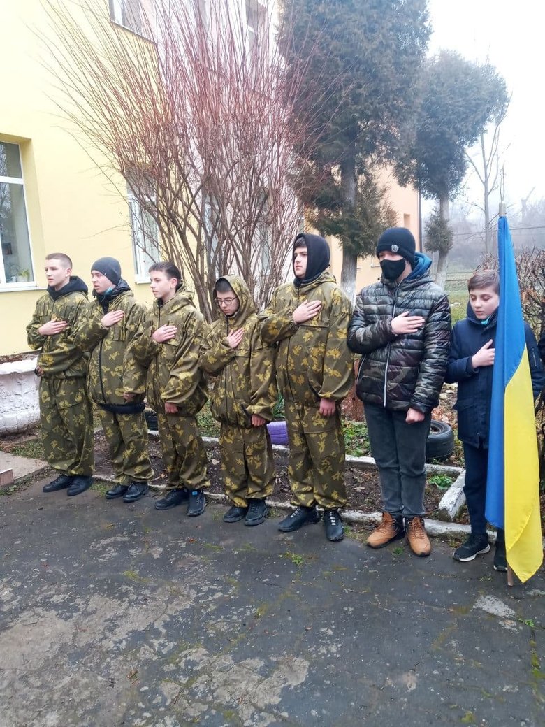 Меморіальну дошку воїну 10-ї ОГШБр Олексію Мамчію, що загинув навесні у зоні ООС, відкрили у Чернівцях 04