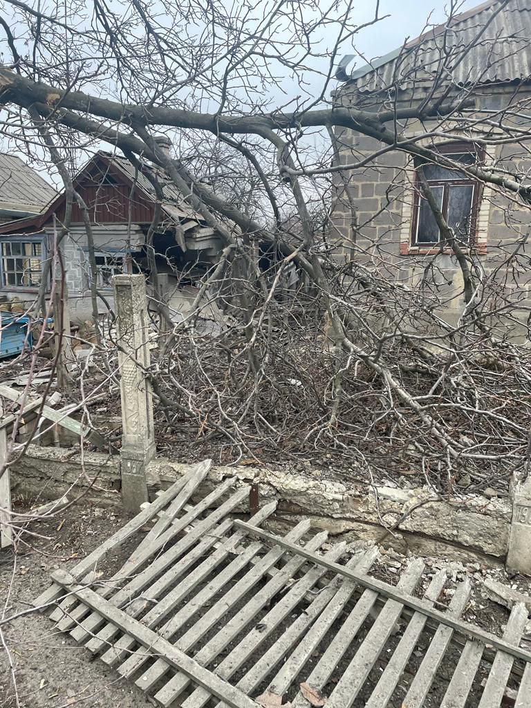 Последствия массированного обстрела Курахова, один человек ранен, - ОВА 01