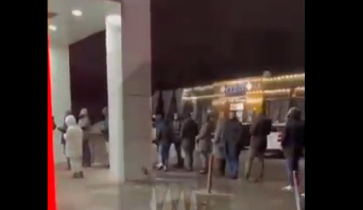 У Москві вночі вишикувалися величезні черги до банкоматів. ВIДЕО