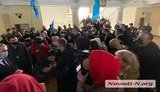 "Хочу работать!": в Николаеве предприниматели протестуют против карантина. Митингующие ворвались в горсовет. ВИДЕО+ФОТОрепортаж
